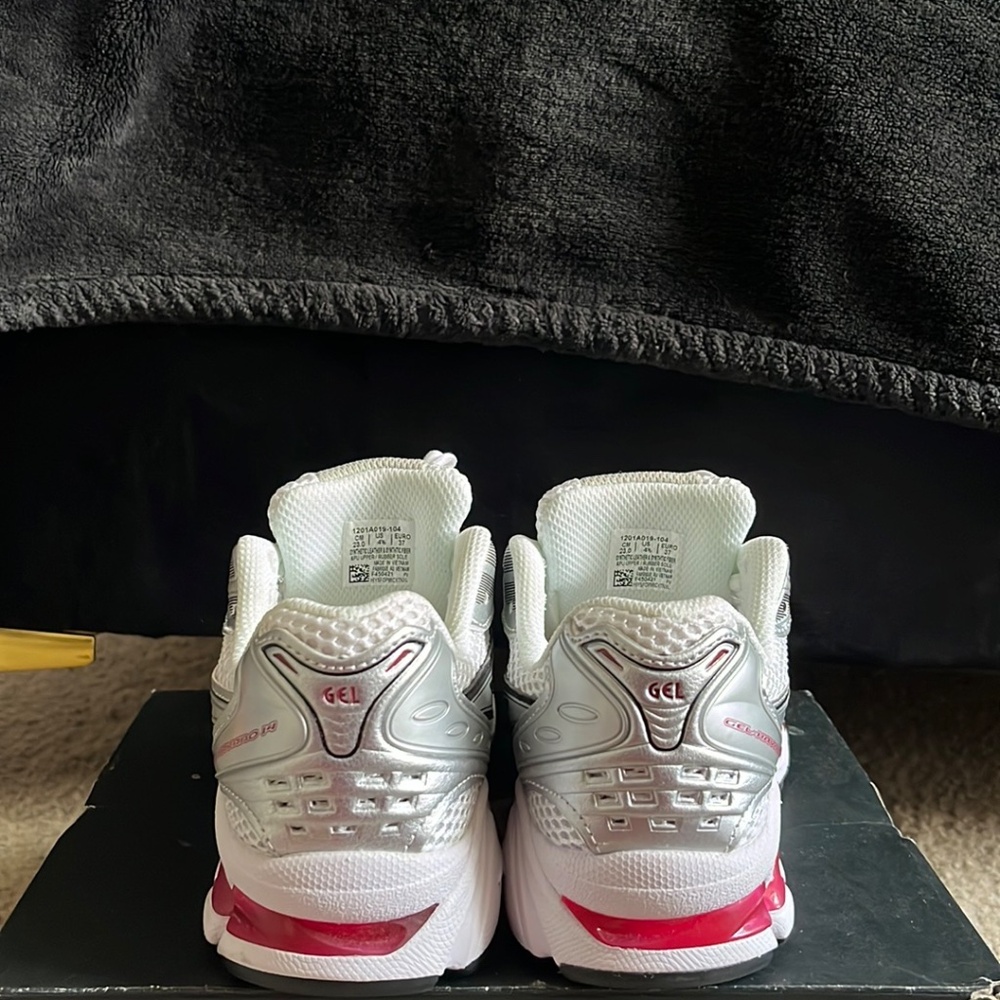 ASICS - Picture 2 of 4